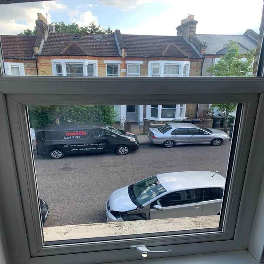 Albany Park Misted Windows - A Blown Window Unit After Being Replaced By A & E Locksmiths